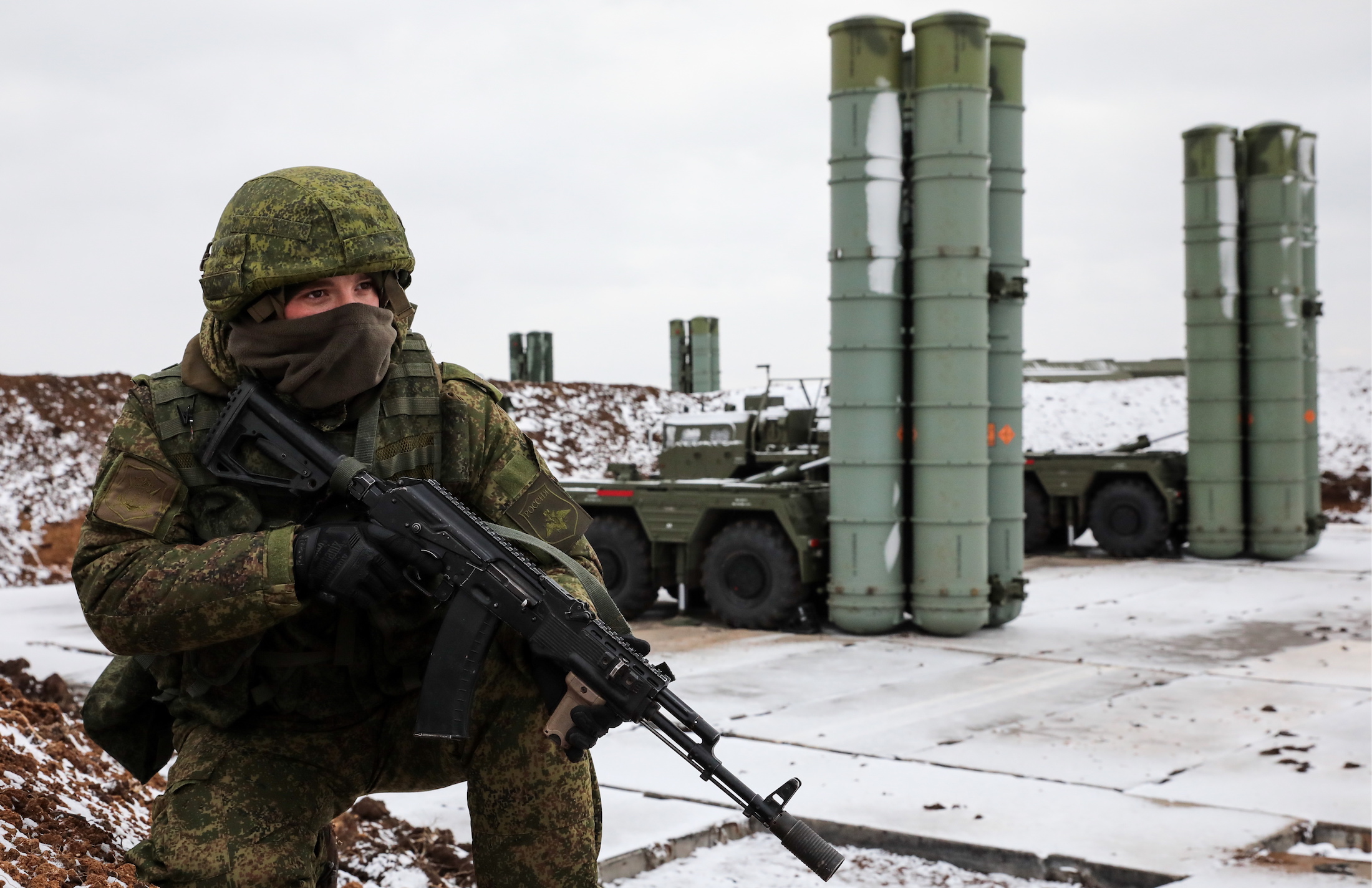 The S-400 Triumph surface-to-air missile systems, as an anti-aircraft military unit of the Russian Air Force and the Russian Southern Military District, enters combat duty in Crimea.