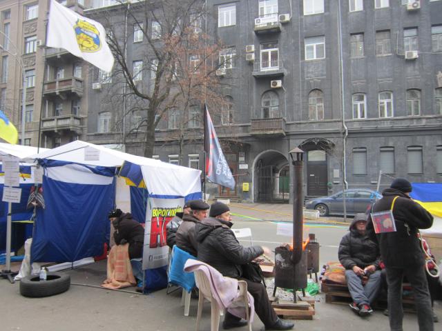 A Financial Maidan protest camp sets up shop in front of the National Bank of Ukraine.