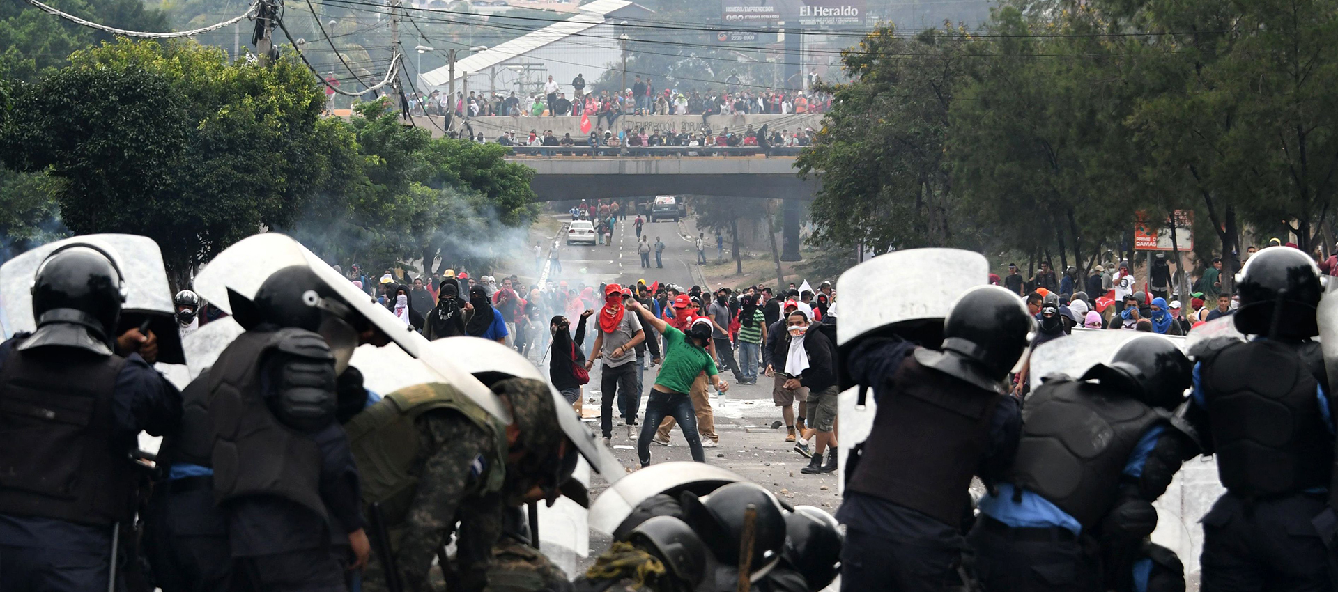 Supporters of Honduran presidential candidate Salvador Nasralla clash with soldiers and riot police in Tegucigalpa on Nov. 30, 2017.