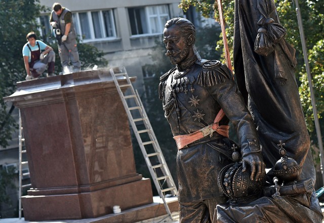 A picture of a statue of the Russian Empire's last ruler, Czar Nicholas II. 